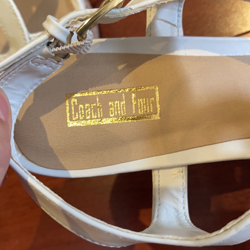 Coach and Four Womans White Wedges Size 9 - Picture 3 of 13